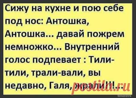 В автобусе рядом с эффектной девушкой с татушками, почти везде, стоит бабуля…