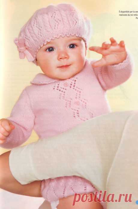 Вязание для малышей комплекта Tesoro piccolo, состоящего из платья, берета и пинеток.
