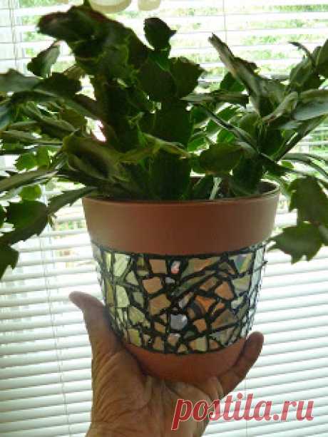 Make it easy crafts: Recycled CD Mosaic Flower Pot