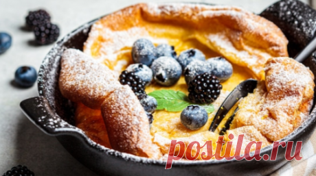 Едим Дома — голландский блин Dutch Baby, 
Для теста: Яйца куриные — 4 шт. Молоко — 160 мл Мука пшеничная — 100 г  Сахар — 40 г Ванильный экстракт — 3 мл Соль — 1 г Сливочное масло — 30 г Ингредиенты для вишневого топинга: Вишня замороженная — 200 г Сахар — 60 г  Сливочное масло — 20 г Вода — 20 мл Крахмал кукурузный — 8 г Сок половины лимона Для подачи: Сливки 33% — 30 г Голубика — 30 г Клубника — 30 г Взбить до однородного состояния яйца, молоко, муку, сахар, соль, ваниль...