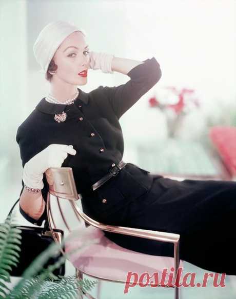 How Utterly Feminine..... ..is this. Suits are very sexy when worn by women who realise the power they project. The pearls, jewellery and gloves are appropriate garnish, and an expensive, understated framed handbag is the correct classy accessory for such a sophisticated ensemble. Joan Friedman in  a Harry Frechtel suit by Horst P. Horst, mid 1950's