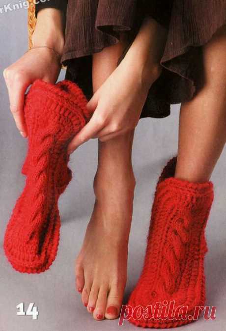 Женские красные носки-сапожки.
