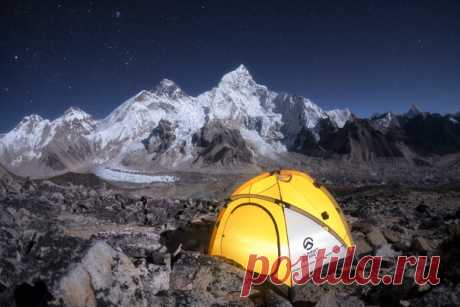 А из нашего окошка видно Эверест немножко! Непал, национальный парк Сагарматха, вид с вершины Кала Паттар (5 640 м). Слева направо: Кхубуцзе (6 636 м), Чангцзе (7 543 м), Эверест (8,848 м), Нупцзе (7 861 м) и Ама Даблам (6 856 м). Снимал Антон Янковой. Доброй ночи!