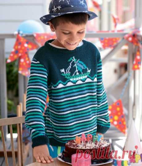 Полосатый пуловер для мальчика спицами | Вяжем детям Полосатый пуловер для мальчика спицами. Пуловер с жаккардовым узором &quot;парусник&quot; и разноцветными полосками. модель для вязания детям от 4-8 лет.