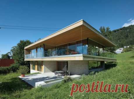 Дом на склоне в Австрии 8 | Блог "Частная архитектура" Этот яркий модернистский дом построен недавно на довольно крутом открытом травянистом склоне с видом на озеро Констанц.