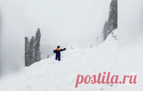 На курорте в Сочи пласт снега сошел в районе горнолыжной трассы. Найдены шестеро райдеров