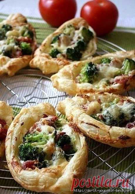 Хрустящие мини-пиццы с беконом и брокколи.