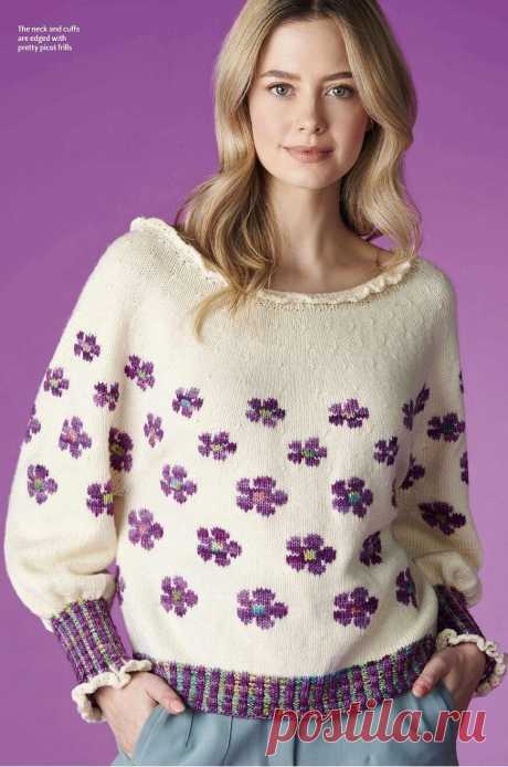 Джемпер теплого молочного цвета с фиолетово-лиловыми цветами