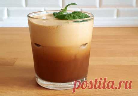 В копилку летних коктейлей на основе кофе: iced coffee с мармеладом и мятой Почти как корейский дальгона-кофе, только лучше. Красивый, охлаждающий, вкусный и очень простой в исполнении. Натуральный кофе подарит вам бодрость, а мармелад и мята – свежесть и легкость даже в самый жаркий полдень.