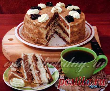 Торт с черносливом и сливочным кремом - рецепт с фото