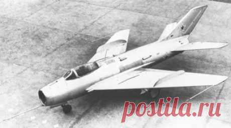 «Быстрее достичь рубежа атаки»: как истребитель МиГ-19 повлиял на развитие отечественной авиации. 70 лет назад впервые поднялся в небо прототип истребителя МиГ-19. Эта машина стала первым в СССР серийным сверхзвуковым самолётом. По своим скоростным характеристикам и маневренности он превосходил американский аналог F-100 Super Sabre. МиГ-19 использовался в более чем 20 странах, а его китайская версия J-6 была официально снята с вооружения в КНР только в 2010 году. По словам аналитиков, создание…