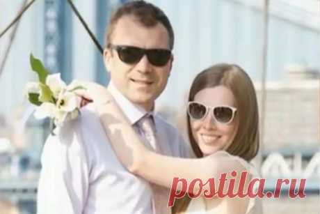Свадьба Скабеевой и Попова проходила в Нью-Йорке: как они выглядели на торжестве -
образы с белой рубашкой