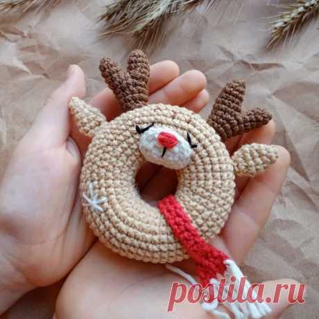 PDF Новогодний олень крючком. FREE crochet pattern; Аmigurumi animal patterns. Амигуруми схемы и описания на русском. Вязаные игрушки и поделки своими руками #amimore - пончик в виде оленя к Новому году, маленький оленёнок, ёлочное украшение, рождественский олень.