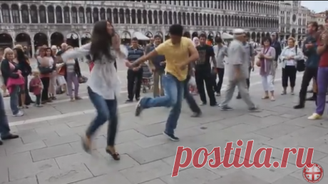 Грузины зажигают в Италии! Молниеносные движения и чёткость ритма! 
Видео специально для любителей национальных танцев, а в данном случае представлен именно грузинский танец. Танцы этого народа славятся разнообразием, а скопировать их исполнение дилетанту невероятно …