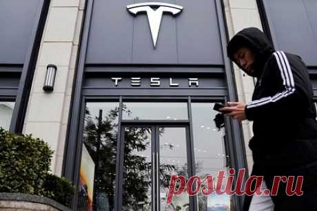 Акции Tesla обрушились. Акции Tesla подешевели на 12 процентов после публикации квартального отчета. Компания Илона Маска заявила об увеличении выручки от продаж электрокаров на один процент и предупредила, что в 2024-м темпы роста объемов производства могут оказаться «значительно ниже» показателей 2023 года, что разочаровало инвесторов.