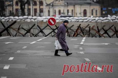 В Киеве запретили выходить на улицу без спецпропусков. В Киеве запретили выходить на улицу без спецпропуска. О введении особого режима объявил мэр города Виталий Кличко. Комендантский час будет действовать до 17 марта. Запрет на выход из дома в ночное время суток действует еще с 24 февраля. Кличко объяснил, что новые требования действую по приказу военных.