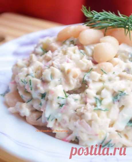 Салат с фасолью, крабовыми палочками и грибами

Фасоль в соб/соку 1 банка
крабовые палочки 200 гр
яйца вареные 3 шт
грибы маринованные 150 гр
лук красный 1 шт
зелень
майонез
соль и перец молотый
Все порезать (кроме фасоли).
С фасоли слить сок, все ингредиенты перемешать. Посолить, поперчить, заправить майонезом.

Приятного аппетита!! 

Автор: Наташа Чагай