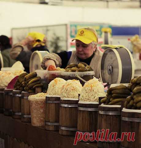 Пять вкусных рецептов с квашеной капустой. Квашеная капуста – отличный ингредиент зимней кухни. Если подсмотреть как французы и австрийцы обращаются со своим шукрутом, а корейцы с кимчи, то из нашей квашеной капусты можно приготовить много интересных современных блюд. Каких? Смотрите в нашем обзоре