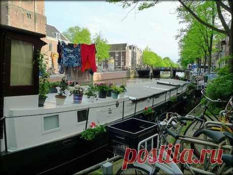 Амстердам - Северная Венеция В Голландии дома на воде появились довольно давно, а распространились в прошлом веке. После Второй мировой войны жилья катастрофически не хватало. В это время голландский флот модернизировался, и люди…