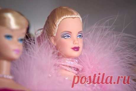 В мире рухнули продажи Barbie. Мировые продажи кукол Barbie и сопутствующих товаров упали по итогам первой половины 2023 года вопреки выходу на экраны одноименного фильма режиссера Греты Гервиг с Марго Робби и Райаном Гослингом в главных ролях. При этом в июле прибыль от продаж увеличилась по сравнению с тем же месяцем 2022 года.