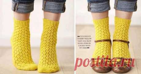 Желтые ажурные носки спицами со схемой и описанием вязания Интересные желтые носочки желтого цвета с пяткой укороченными рядами. Подробная инструкция со схемой вязания.