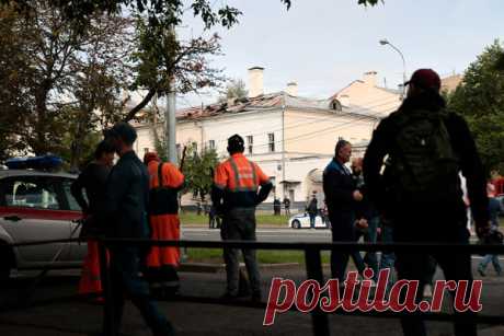 Последствия атаки беспилотников в Москве. Фоторепортаж. Рано утром 24 июля в Москве упали два беспилотника. Никто не пострадал, повреждения получили нежилые здания. Дроны были подавлены средствами радиоэлектронной борьбы, сообщило Минобороны. В атаке ведомство обвинило Киев. Последствия падения беспилотников — в фоторепортаже РБК