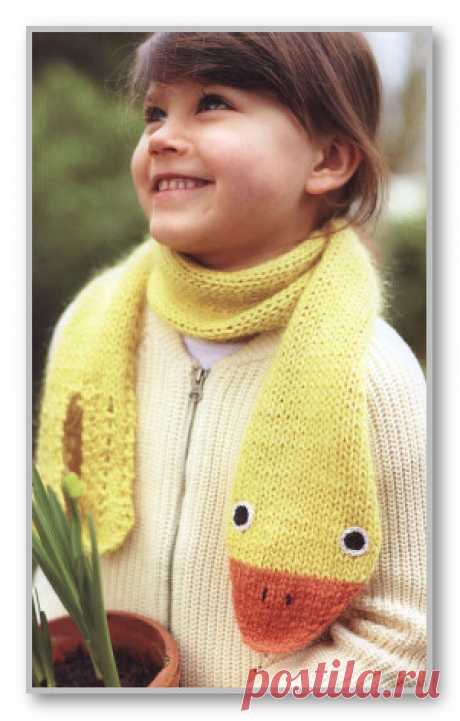 Вязание спицами. Фотогалерея детских моделей. Желтый шарф с мохера и декором Утенок. Длина: 105 см