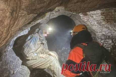 В Сочи спасатели вывели из пещеры застрявшую туристку. Женщина пролезла через узкий лаз в одну сторону, но не смогла пройти обратно.