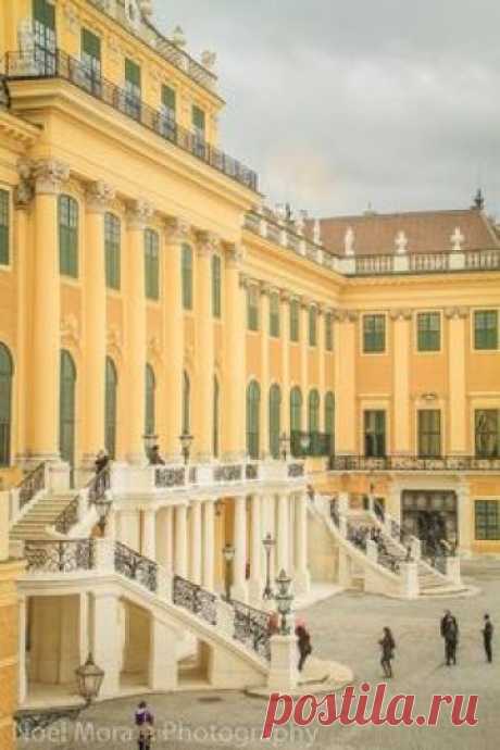 Front entry of Schonbrunn Palace, Vienna