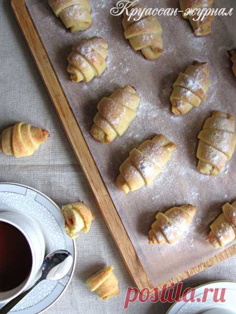 Может быть не оригинальные, но такие вкусные, рогалики с вишнёвым повидлом – прекрасное дополнение к утреннему кофе или вечернему чаепитию. Творожное тесто по этому рецепту получится мягким, воздушным и очень нежным, а вишнёвое повидло придаст лёгкую кислинку, благодаря чему рогалики не будут приторно сладкими. Творожные рогалики с повидлом - пошаговый рецепт с фото.