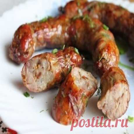 ДОМАШНЯЯ КОЛБАСА В ФОЛЬГЕ
Самая вкусная из всех колбас – это, конечно же, домашняя колбаса, сделанная своими руками, без всяких вредных добавок и примесей.
Но вот проблема: не каждая хозяйка «горит желанием» заморачиваться с кишками. Это кропотливое дело не многих привлекает, особенно с непривычки.
Поэтому сегодня мы вам предлагаем очень простой и потрясающе вкусный рецепт настоящей домашней колбасы, которую можно приготовить без кишок, в фольге. Можно использовать также рукав для запекания ил