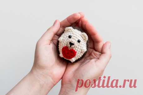 PDF Ёжик с сердцем крючком. FREE crochet pattern; Аmigurumi animal patterns. Амигуруми схемы и описания на русском. Вязаные игрушки и поделки своими руками #amimore - ёжик к 14 февраля, маленький ёж с сердечком ко дню Святого Валентина, ежиха.