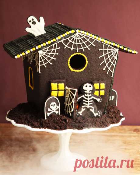 How To Make a Haunted Cookie House For Halloween Who says Christmas is the only holiday that gets a cookie house?