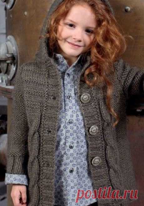 Красивое вязаное пальто для девочки