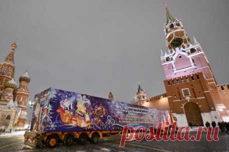 В Кремль доставили главную новогоднюю ель России. Специальный автопоезд ввез елку через Спасские ворота.