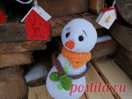 PDF Снеговичок крючком. FREE crochet pattern; Аmigurumi doll patterns. Амигуруми схемы и описания на русском. Вязаные игрушки и поделки своими руками #amimore - снеговик, Новый год, снеговичок.