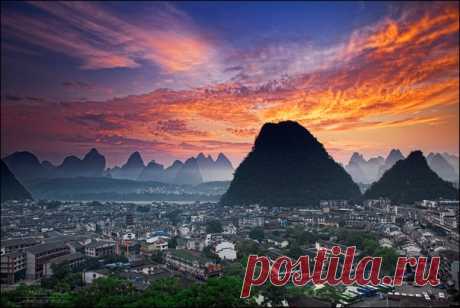 Рассвет над городом Яншо, провинция Гуанси, Китай. Снимок Михаила Воробьева. Доброе утро!