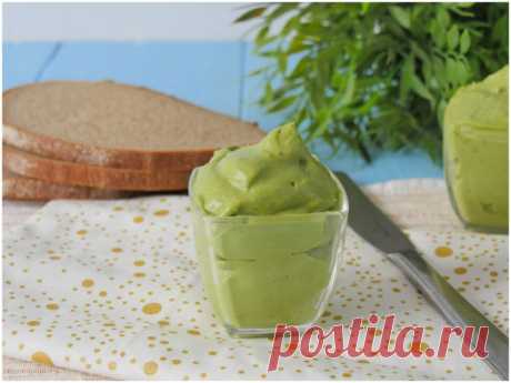 Maionese di avocado La maionese di avocado, è una salsa vegana e senza glutine, perfetta per bruschette e crostini, ma potete usarla anche per condire un'insalata di riso o per