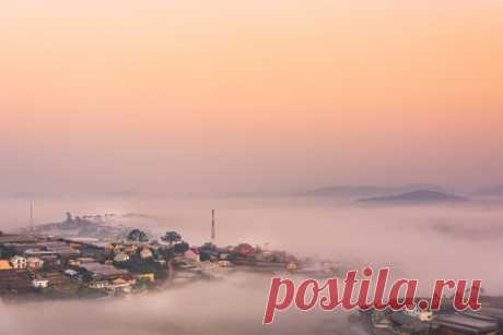 Окутанный туманом город Далат, Вьетнам. Автор фото – Константин Шитов: nat-geo.ru/community/user/187476 Доброе утро!