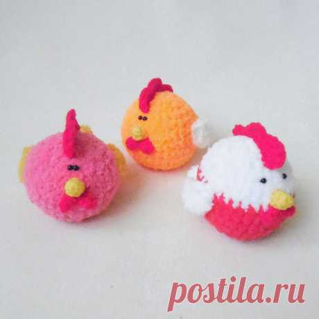 PDF Петушок на ёлку крючком. FREE crochet pattern; Аmigurumi cock patterns. Амигуруми схемы и описания на русском. Вязаные игрушки и поделки своими руками #amimore - плюшевый петух, маленький петушок из плюшевой пряжи, украшение.