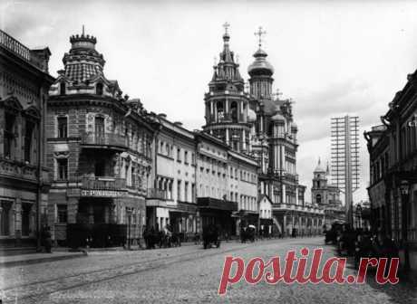 Ее считали самой красивой церковью Москвы, называли «русским Нотр-Дамом», а архитектор Растрелли использовал ее в качестве образца при возведении Смольного собора в Петербурге. Это Церковь Успения Божией Матери на Покровке, которая была построена в 1696–1699 годах на средства купца Ивана Сверчкова. Церковь получилась настолько красивой и величественной, что было решено поместить на нее табличку, сообщающую, что это творение рук человеческих. К сожалению, советская власть не пощадила этот…