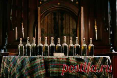 В подвале замка обнаружили 190-летний старейший в мире шотландский виски. В Великобритании обнаружили в подвале старого замка виски, изготовленный в 1833 году. Сорок бутылок 190-летнего напитка нашел в конце 2022 года попечитель замка Блэр в шотландском графстве Пертшир Берти Тротон. Виски под названием Atholl Brose с добавлением меда готовили там многие века.