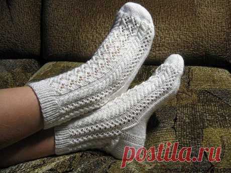 Белые носочки спицами Белые ажурные носки спицами. Ажурные узоры для носков спицами