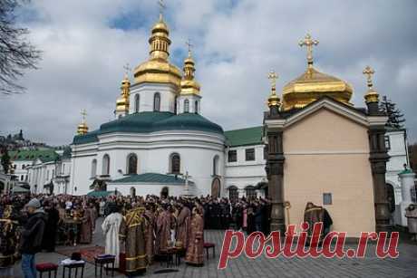 На территории Киево-Печерской лавры заметили полицейских с автоматами. На территории Киево-Печерской лавры заметили полицейских с автоматами. Ранее стало известно, что верующие Украинской православной церкви (УПЦ) заблокировали работу комиссии Минкульта Украины, представители которой намеревались провести проверку в зданиях обители. Спустя некоторое время члены комиссии покинули лавру.