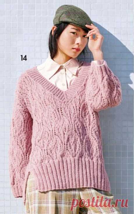 Пуловер спицами из объёмной пряжи с крупным рисунком