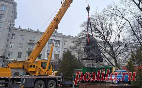 В Днепре демонтировали памятники Горькому и Чкалову. В Днепре демонтировали памятник советскому писателю Максиму Горькому, сообщает «Вiдкритий».