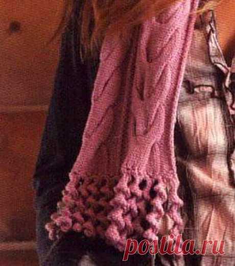 Розовый вязаный шарф спицами с косами и бахромой-завитушками | Вязаные шарфы.ру