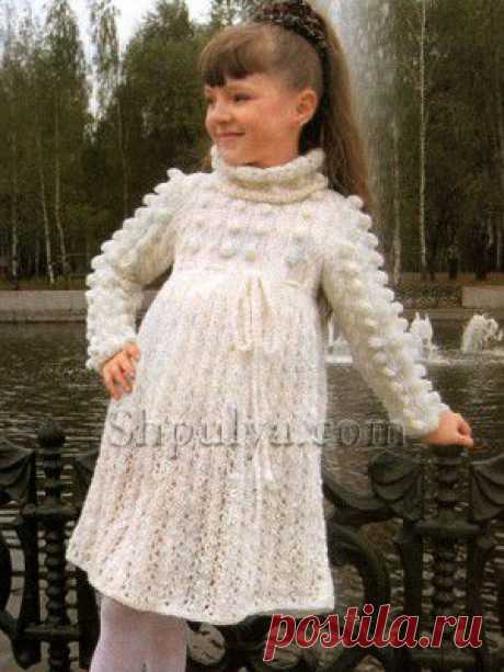 Белое платье для девочки, вязаное спицами — Шпуля - сайт о вязании