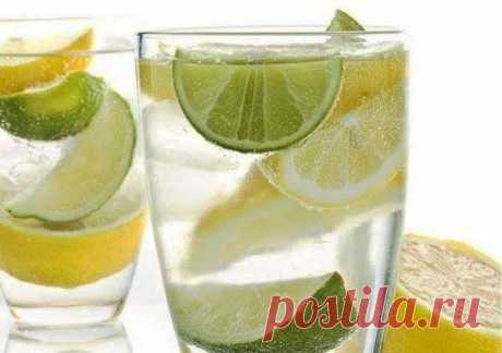 Начинаем свой день со стакана воды с лимоном.