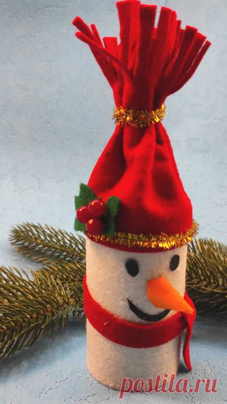 НОВОГОДНИЕ ПОДЕЛКИ из картонных втулок своими руками | Поделки на Рождество и Новый год.
Посмотрите это видео, и Вы сами сможете сделать такого милого снеговика из картонной втулки!
